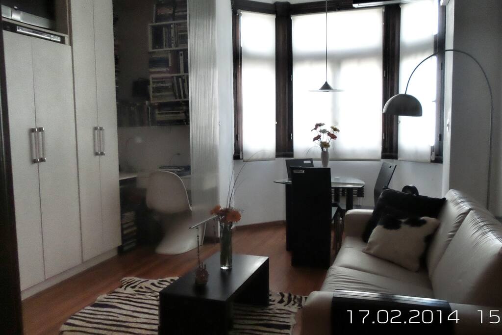 Espacio de gran iluminación, pureza en suz paredes y muebles. Al fondo se aprecia una ventana bow window que da a la calle Andes, apreciándose parte de nuestra pricipal Avda 18 de Julio.