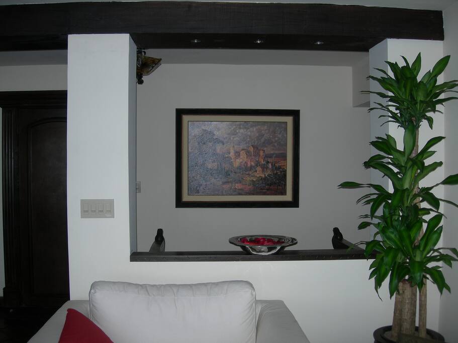 Living Room is open to entry way.
La entrada principal ofrece una vista a la sala familiar y comedor principal.