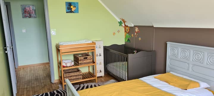 אזור לתינוקות: שולחן החתלה ומיטת תינוק 60×110