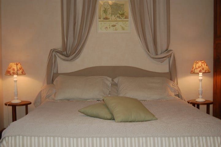 chambre ( lit 160/200)-bedroom (bed  160/200)-le cottage champenois-Bannay-Marne