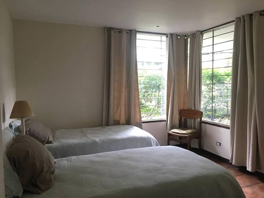 Cuarto con dos camas individuales