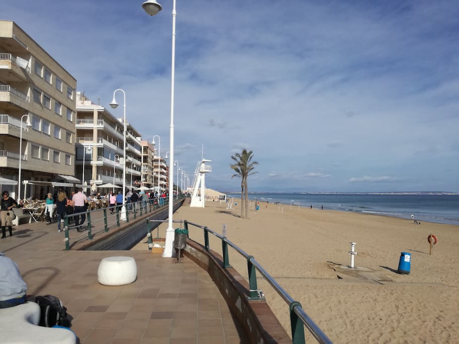 Playa principal con bonito paseo marítimo. Main beach with a beautiful seafront.