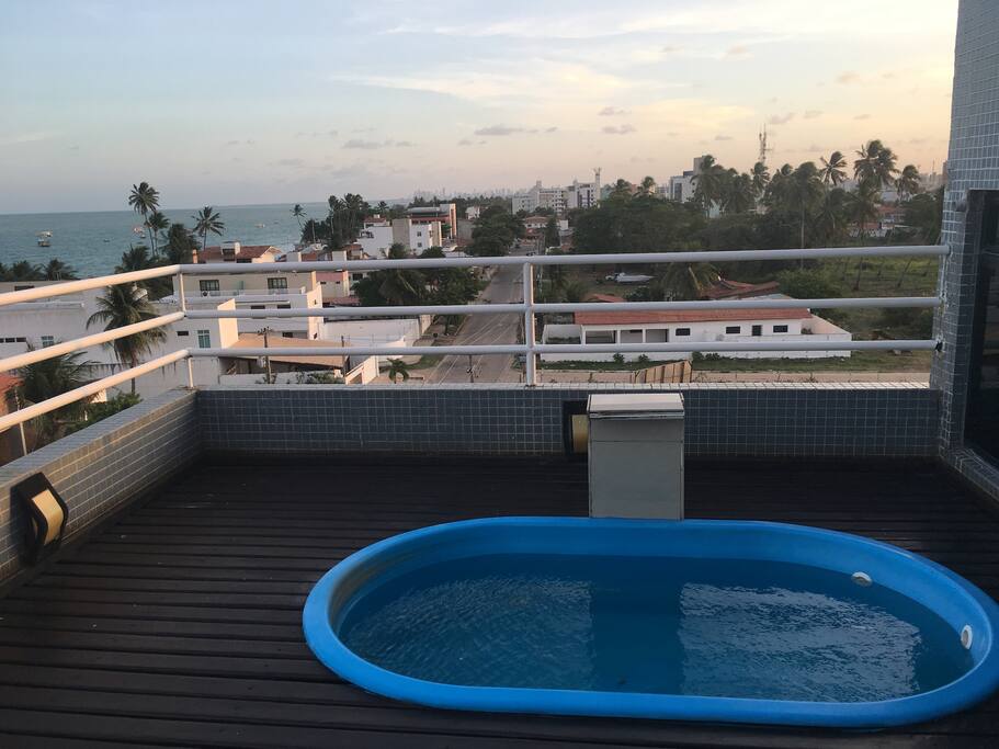 Piscina na varanda do apartamento.
