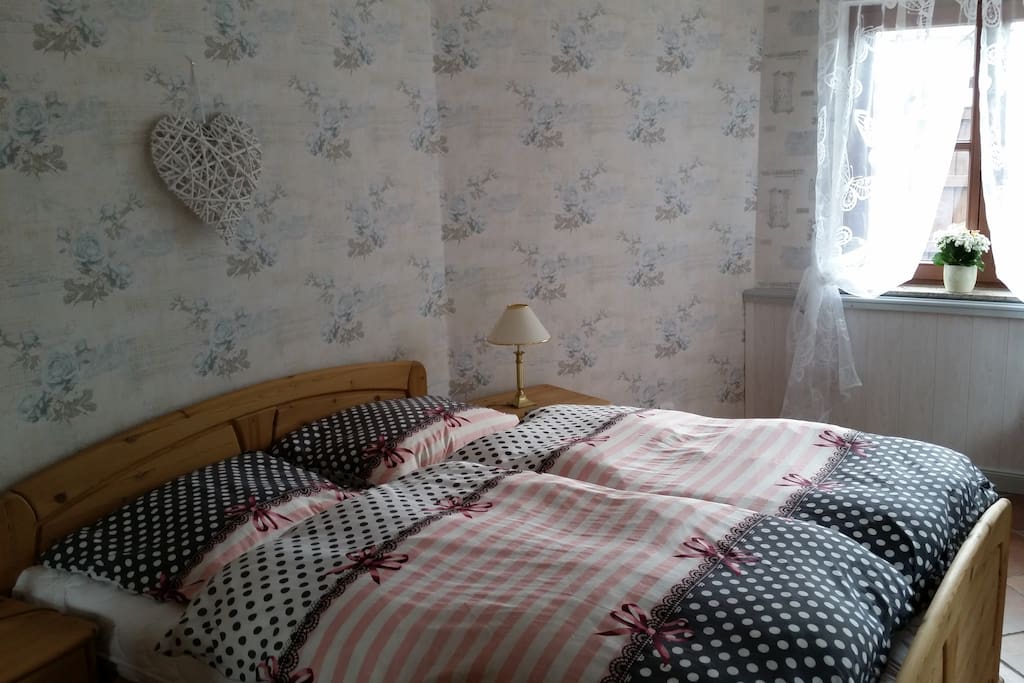 Gästezimmer 1 mit einem Doppelbett
