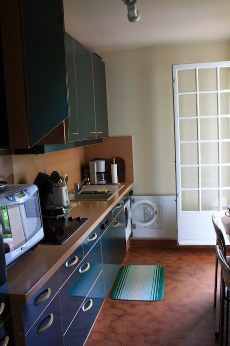 Cuisine entièrement équipée. Lave vaisselle, lave linge, four combi, réfrigérateur congélateur
