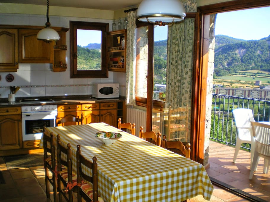 Cocina luminosa y con vistas al valle del Ara