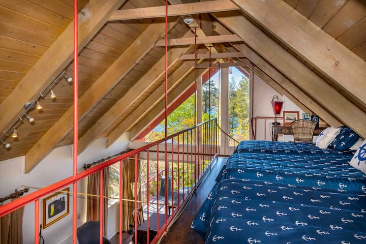 ¡3 lindas camas individuales en loft tienen una gran vista al lago y a los niños les encanta!