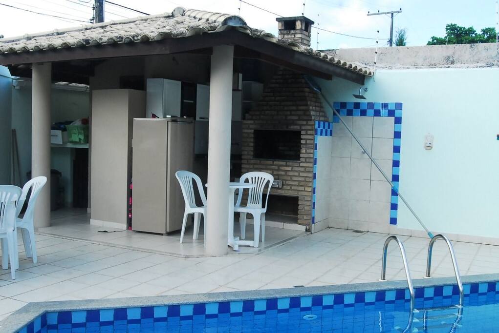 churrasqueira,geladeira,mesa com cadeiras ,espreguiçadeira,guarda sol!!!
