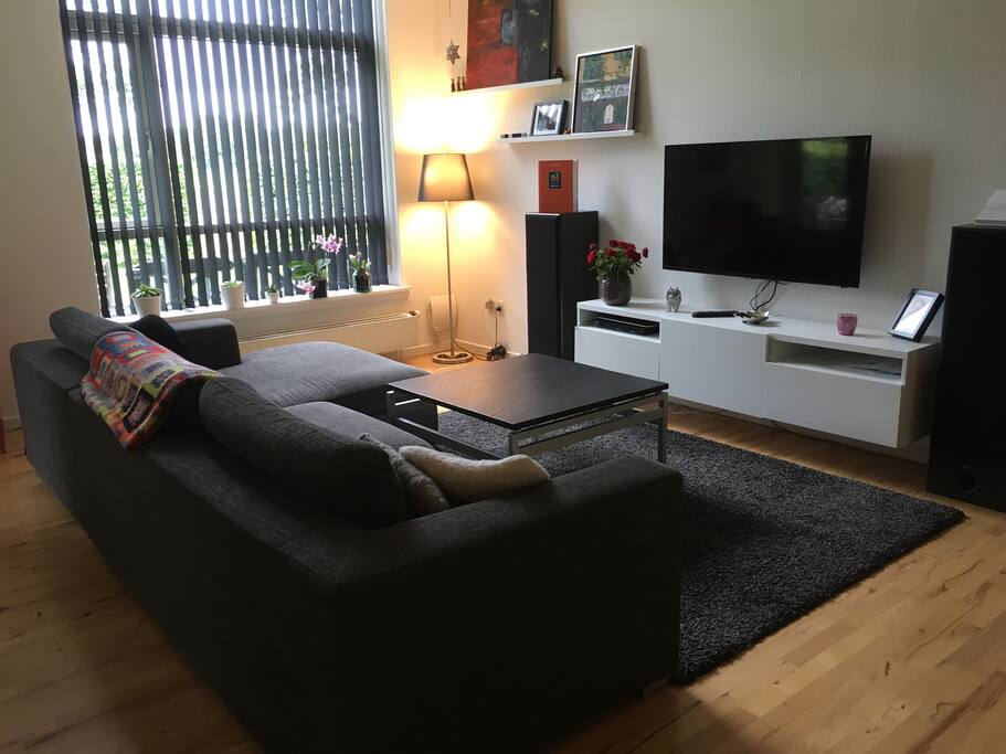 Sofaområde med kabel-tv