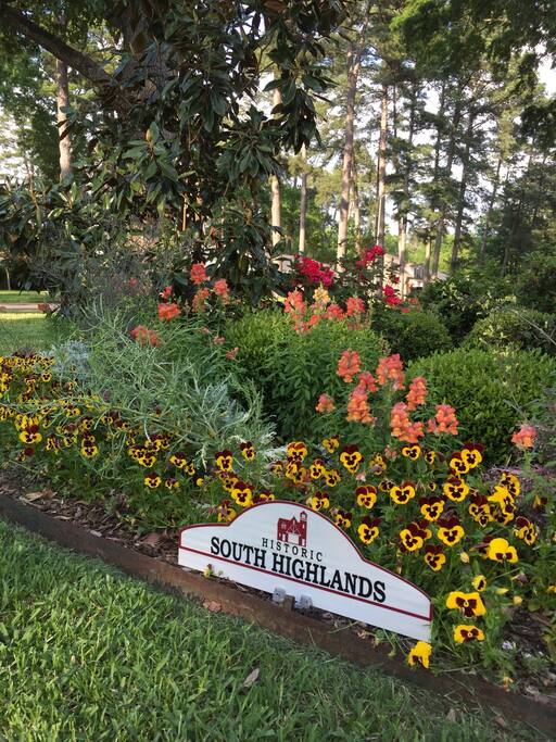 Historic South Highlands. Walk to restaurants, banks, shopping area and a world class free museum. Drive 10 minutes to LSU Medical Center or downtown Shreveport/ Bossier City.