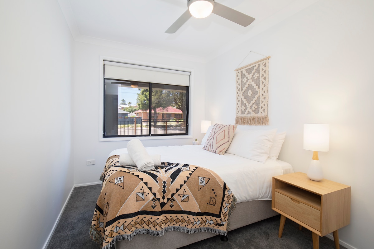 ห้องนอนที่เบาและโปร่งสบายมีเตียงคู่ 
