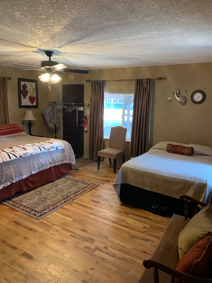 غرفة نوم رئيسية بسريرين بمقاس كينج ومزدوج.