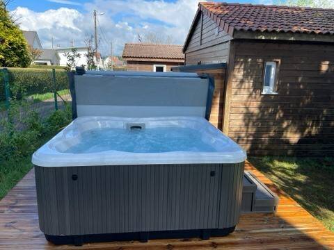 Chalet with private jacuzzi camping Fraiteux