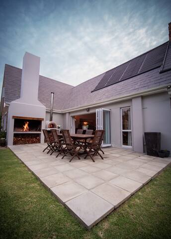 Cottage with Pool, Garden & Off-Street Parking gallery image 5