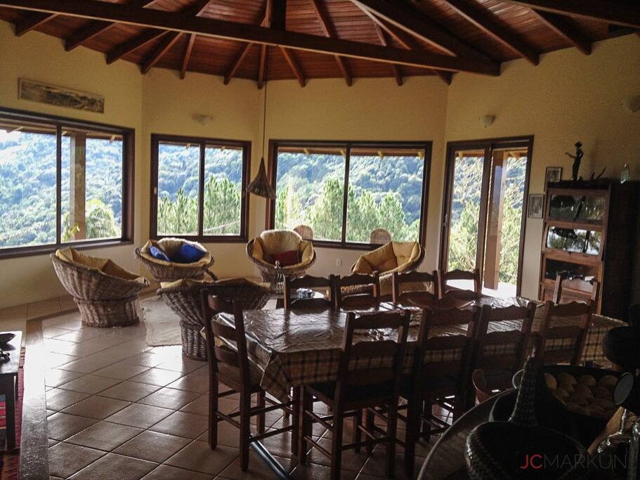 Sala com vista para a montanha e poltronas em círculo