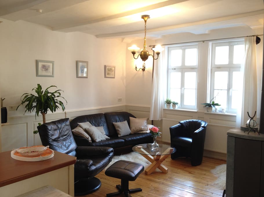 Gemütliches Wohnzimmer mit bequemen Designercouches