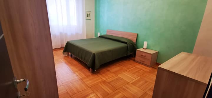 U spavaćoj sobi nalazi se veliki ormar koji vam je na raspolaganju!
