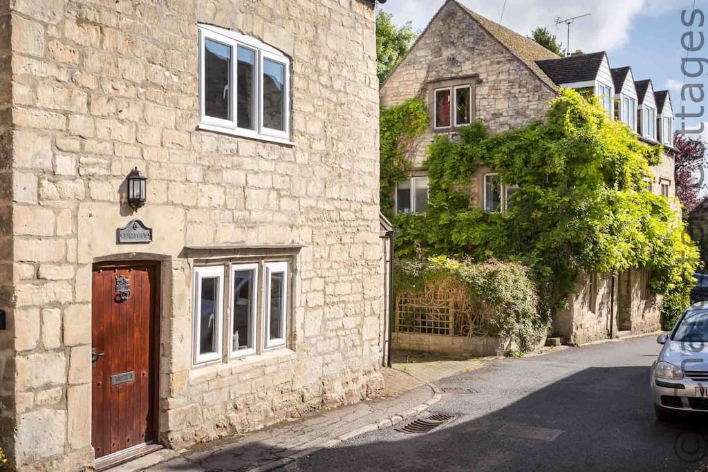 Welcome to Teasel Cross Cottage, in beautiful Painswick