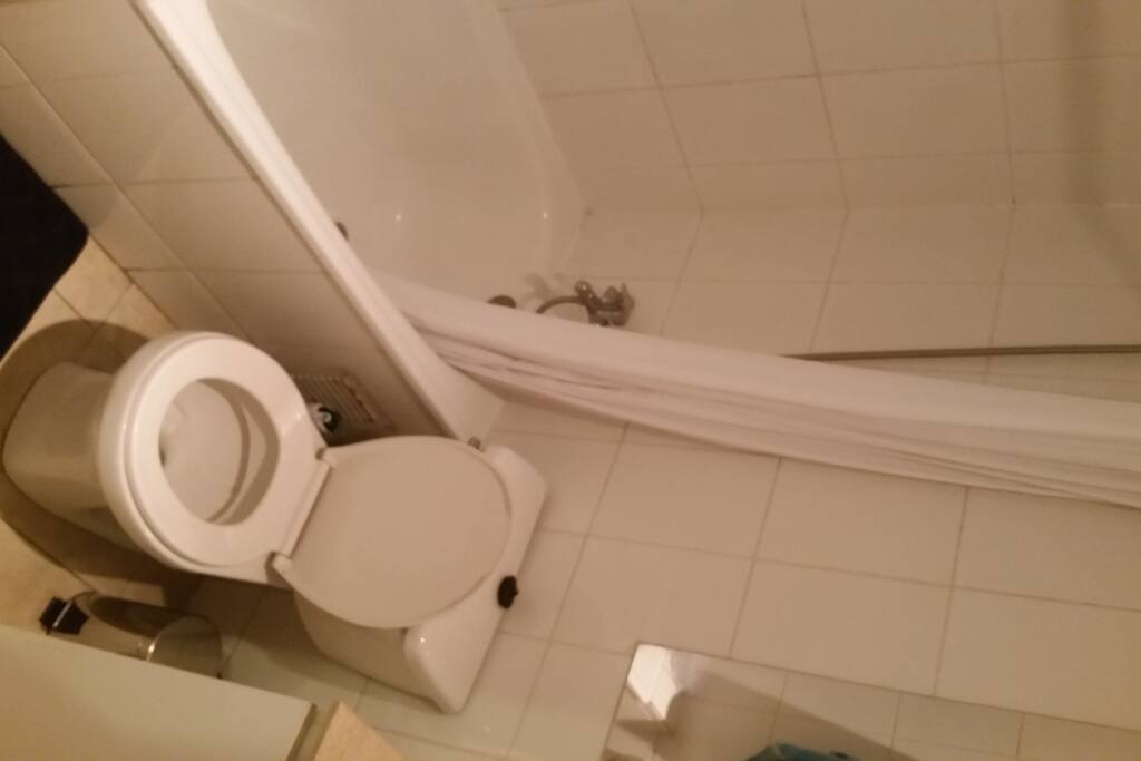Baño muy limpio con papel higiénico, jabón y toallas
