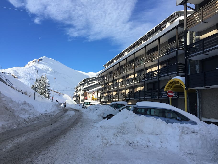 Entrée dans la résidence au pied des pistes