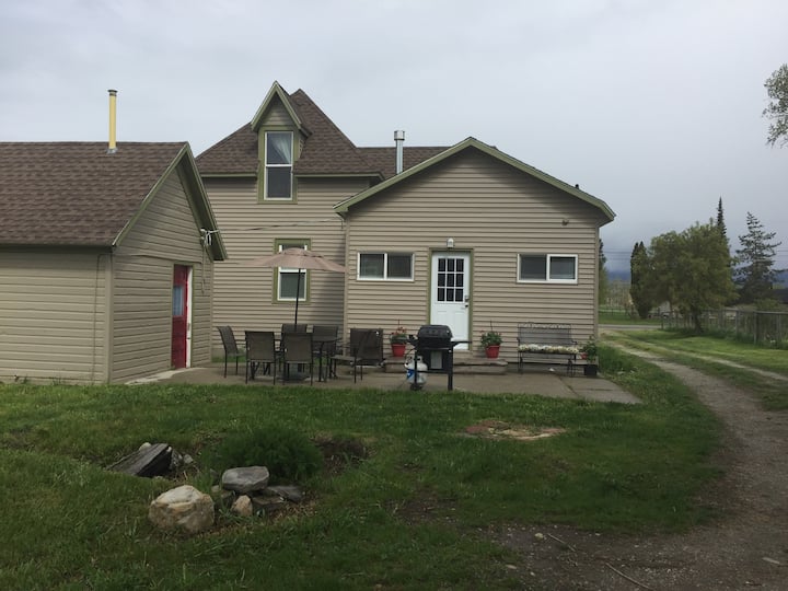 Daisy Acres Cozy farmhouse close to town