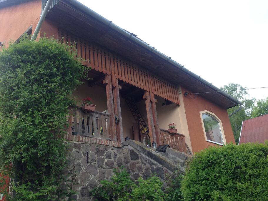 Az egykori művészvilla 1906-ban épült./The house was built in 1906.