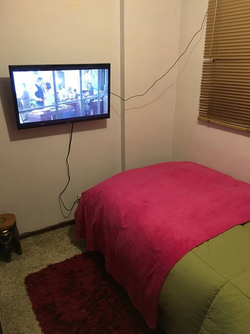 Habitación huesped cuenta con smart tv.
