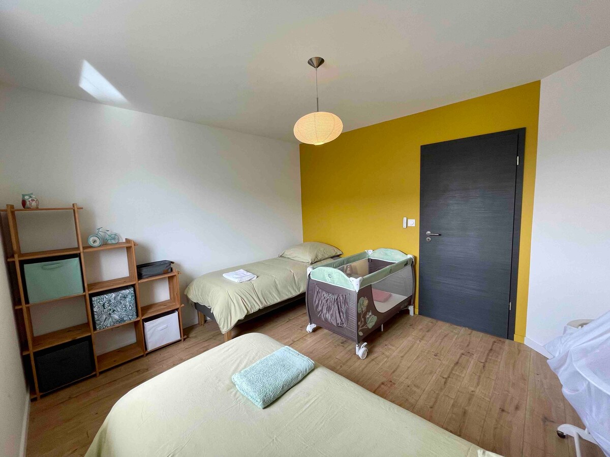 Spavaća soba s 2 jednostruka kreveta i dječjim krevetom. 