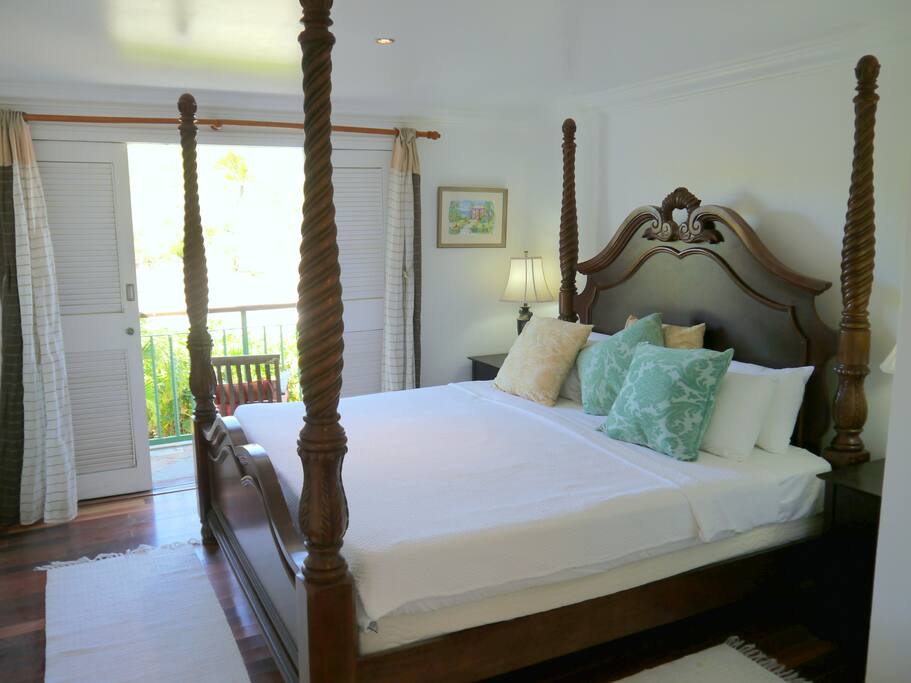 Bedroom with view to balcony
