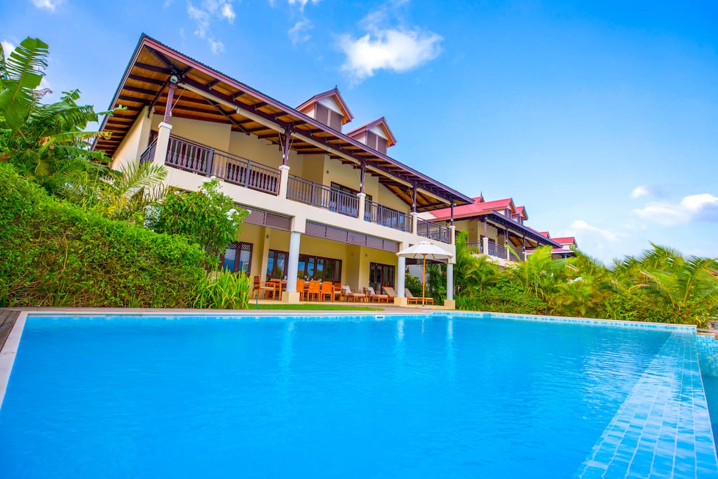 View from the private Swimming Pool to the ocean and the characteristic Seychelles mountains. Bathroom and separated Toilette in every Bedroom. AC in all the area. Stable WiFi included. Golf Cart included. 24/7 Eden Island security included.