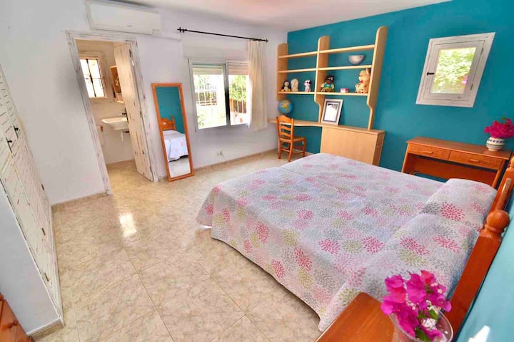 SPAVAĆA SOBA 2

Velika spavaća soba vrlo svijetla s ugrađenim ormarom, dva odvojena kreveta i privatnom kupaonicom.

Klima-uređaj/grijanje