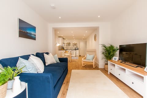 Top Airbnb: Little Beach Retreat Margate, stunning apartment. in Manston