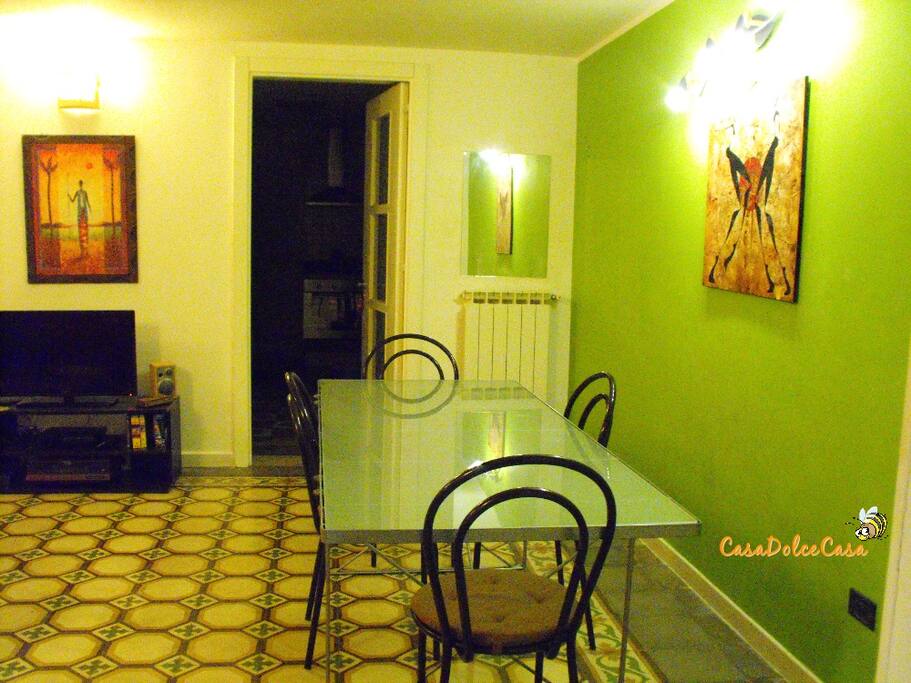 Parte del salone con tavolo da pranzo