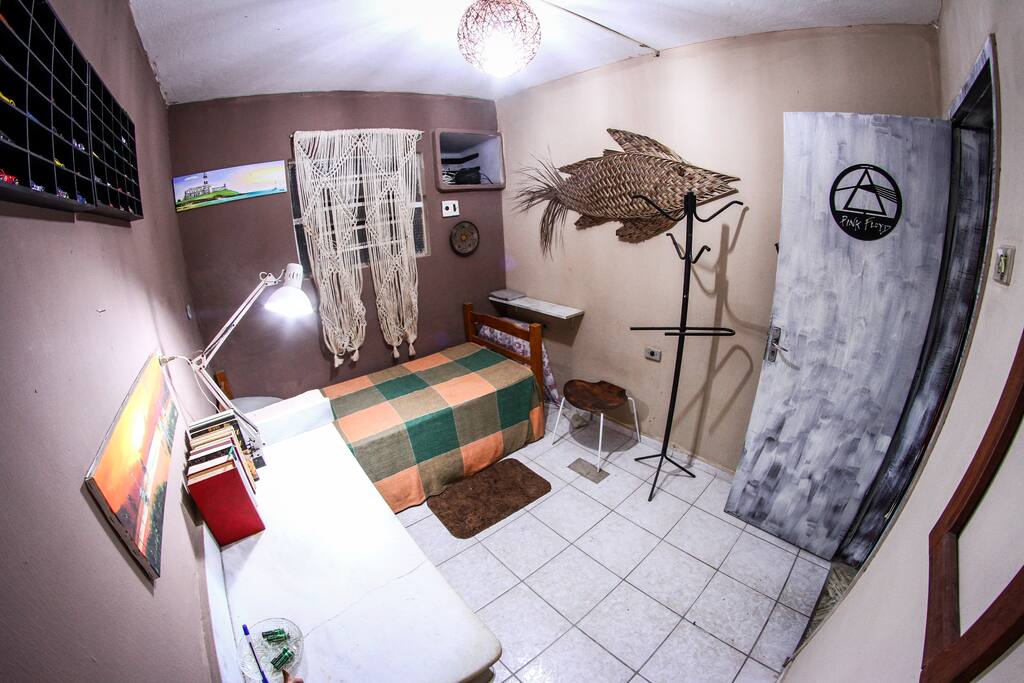 Quarto para 1 ou 2 pessoas, Ventilador (Potente), Armário, com ou sem TV à cabo (você escolhe), geladeira individual e Wi-fi de 25 megas