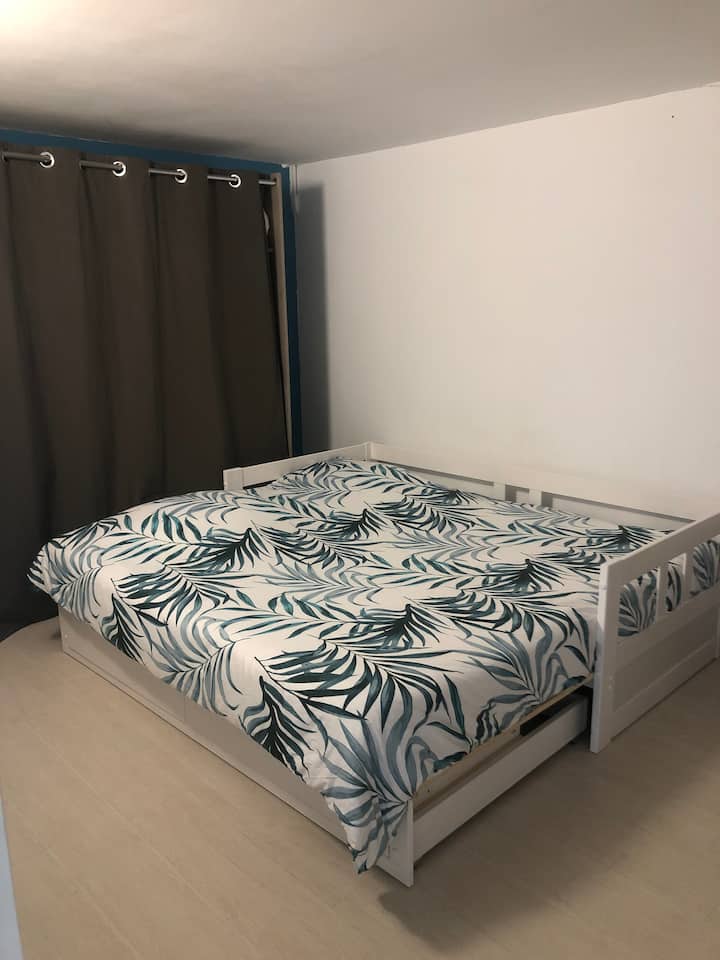 Het eenpersoonsbed van slaapkamer 2 is omgetoverd tot een tweepersoonsbed. 

Deze kamer heeft geen raam