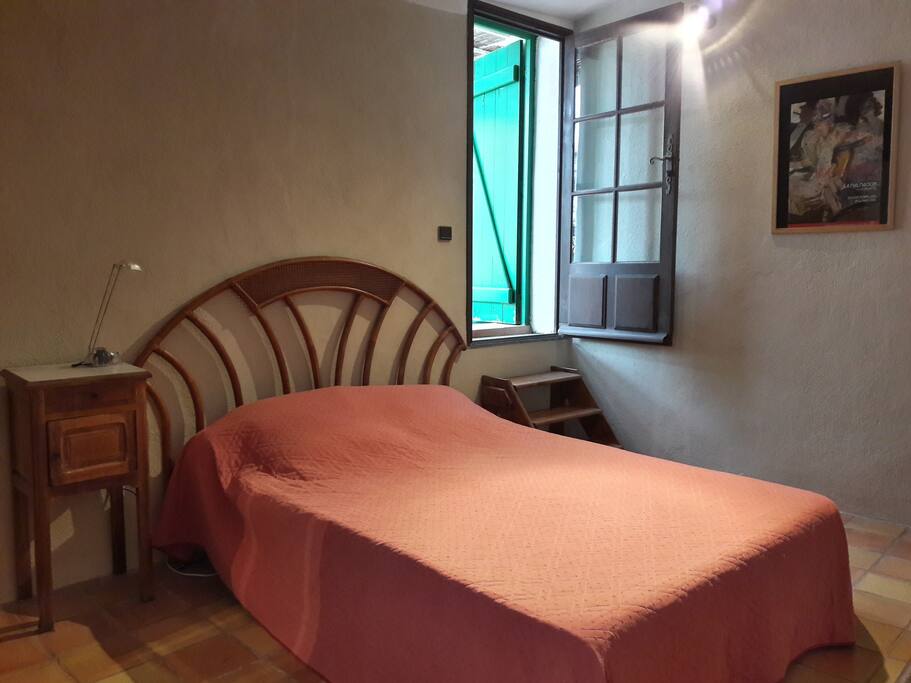 1ère chambre, lit double, avec accès direct sur la terrasse