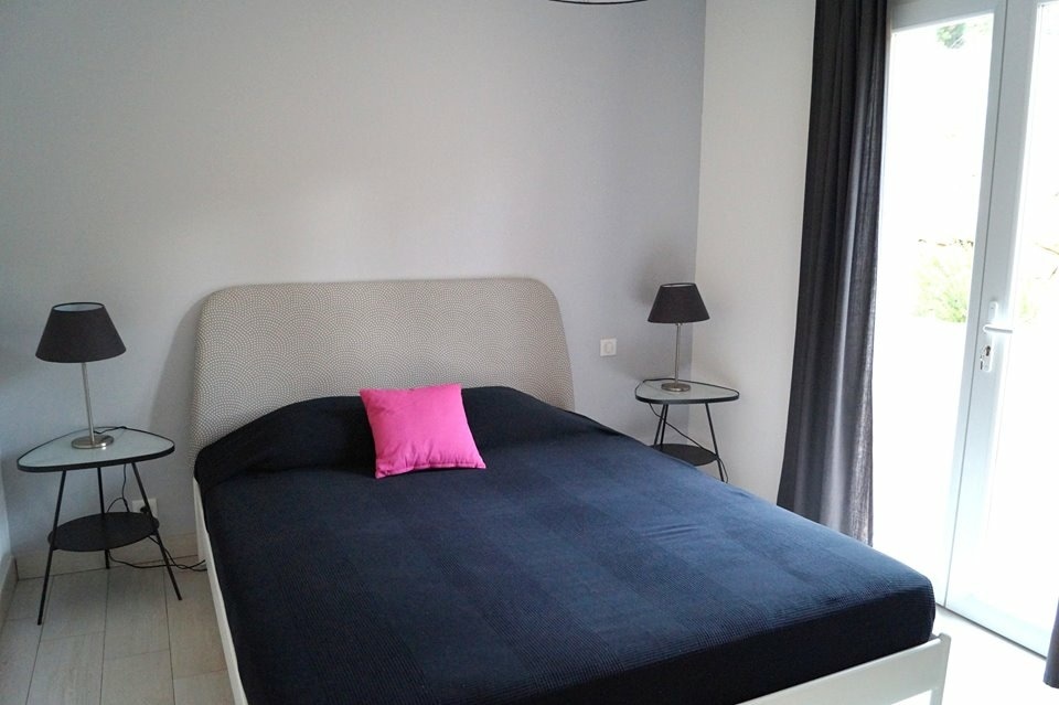 ห้องนอน 2: เตียง 160 x 200 ประตูหน้าต่างมองเห็นด้านหลังบ้าน