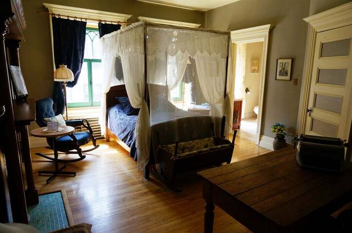 Old-Quebec exceptionnal B&B for 10 people gallery image 4