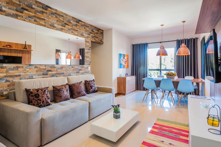 Wohnzimmer-TV und Essbereich