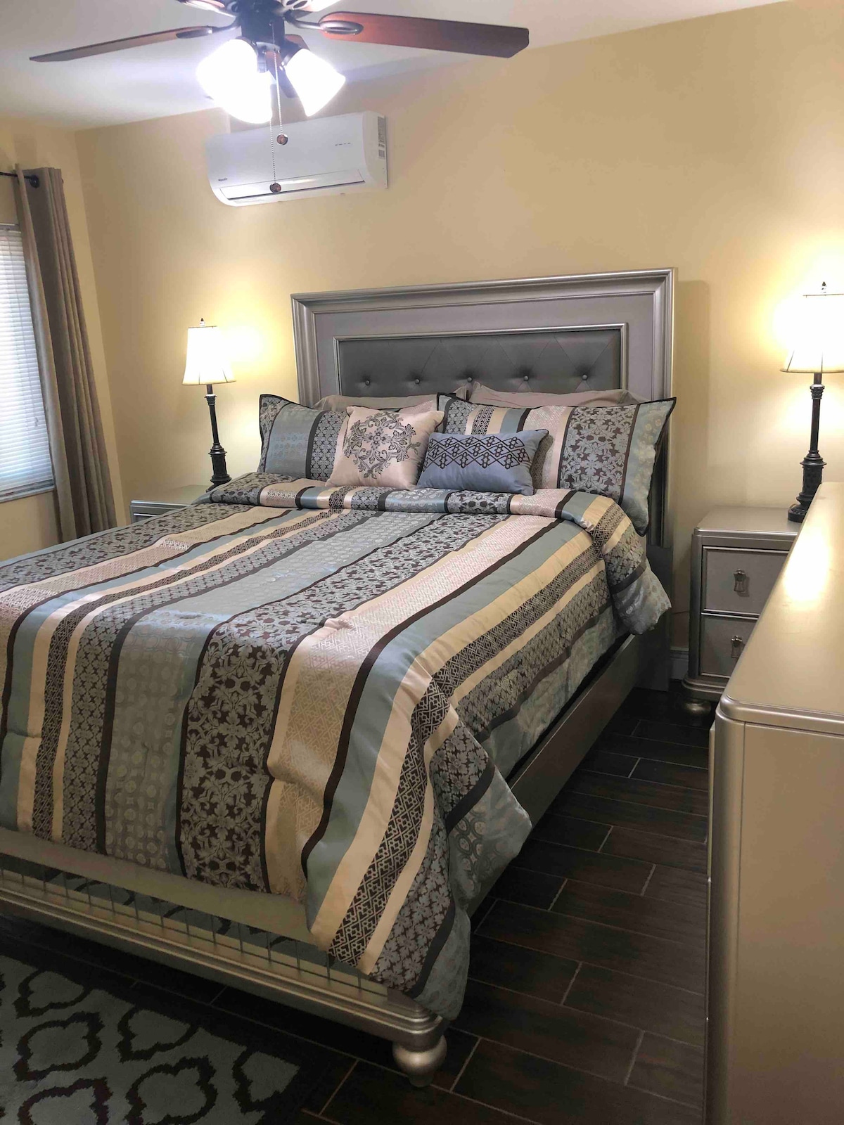 Დედოფლის ბალიშის ზედაპირის ლეიბი და ორი ტუმბო საძინებელში