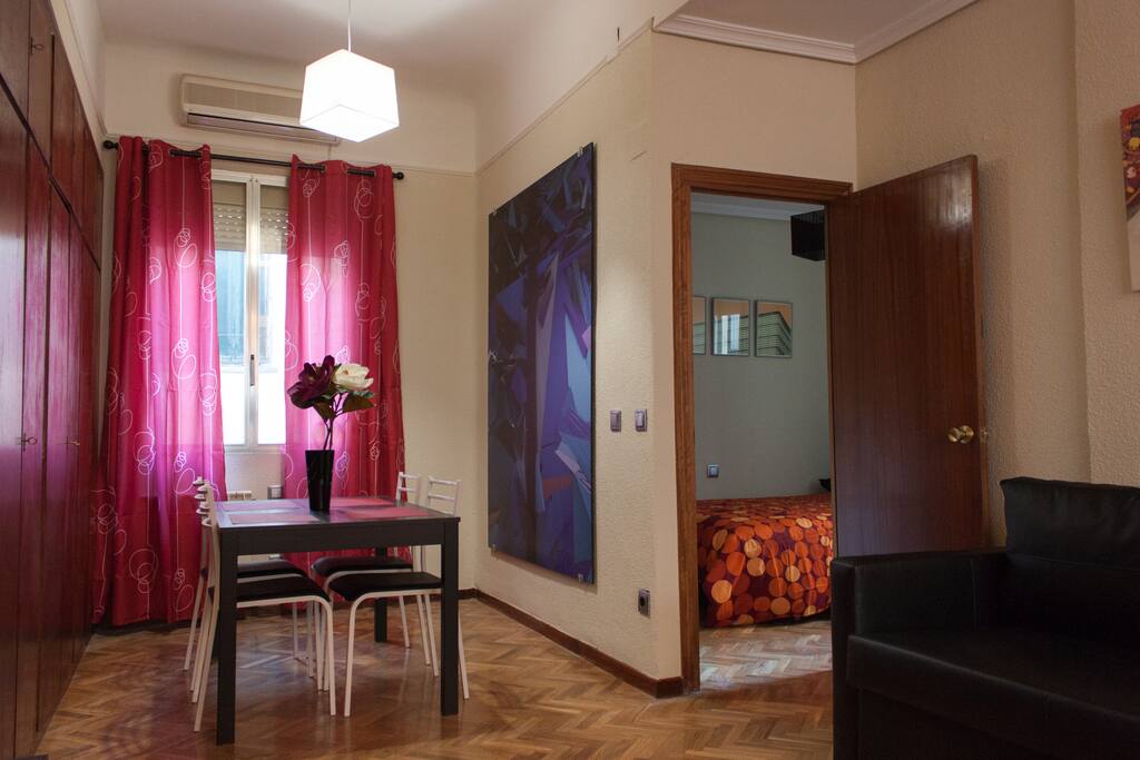 Habitación separada del salón con puerta