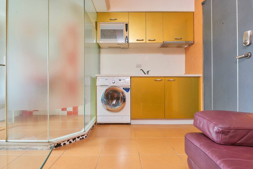 廚房和個人洗脫烘洗衣機 Kitchen and Private washing and drying machine
*廚房(目前僅提供簡單的餐具、刀子一把及一副手把鍋子)
*If you want to use the kitchen to cook, please inform us when booking