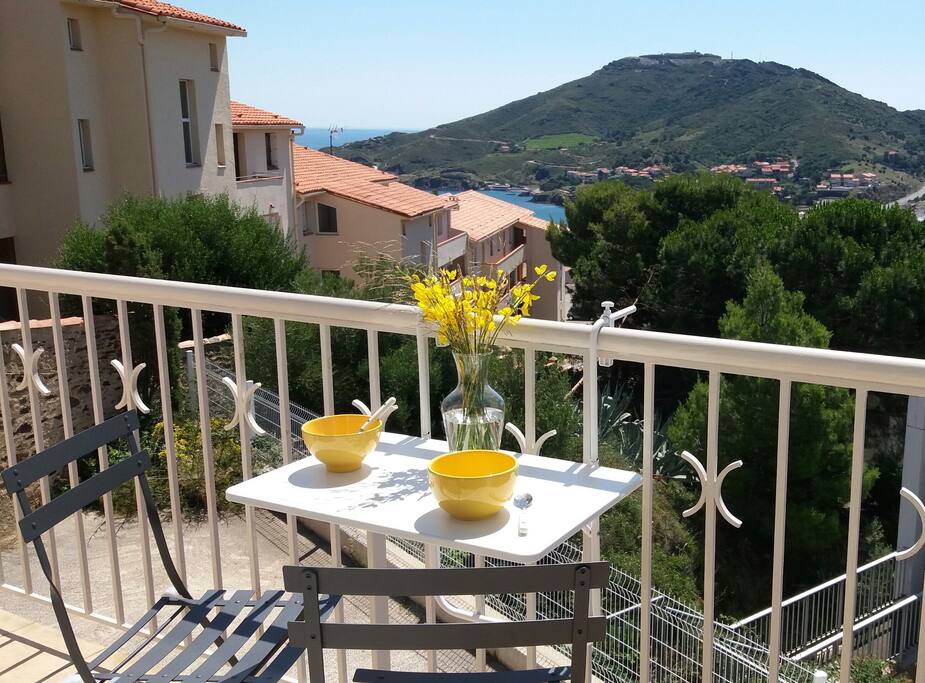 Balcon vue mer, port et montagne (une autre petite table est disponible si besoin)