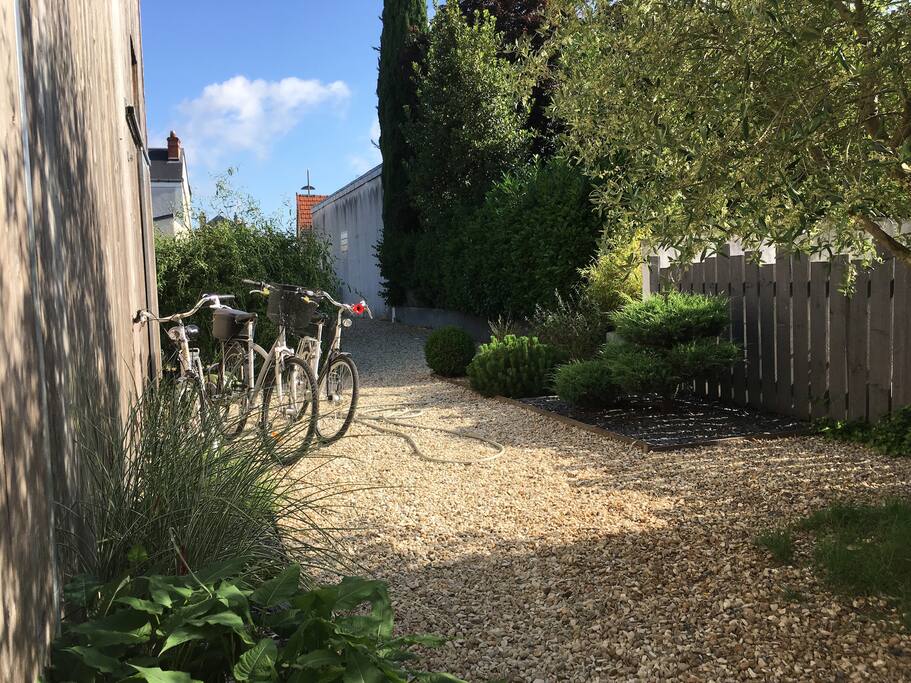grand parking sécurisé (4 voitures)...