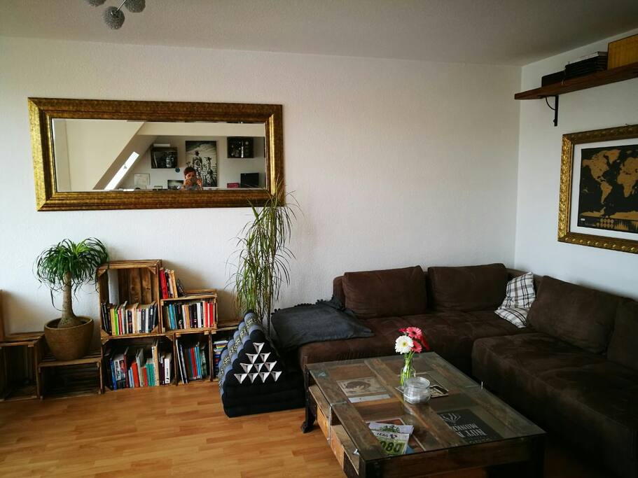 Wohnzimmer mit ausziehbarem Sofa