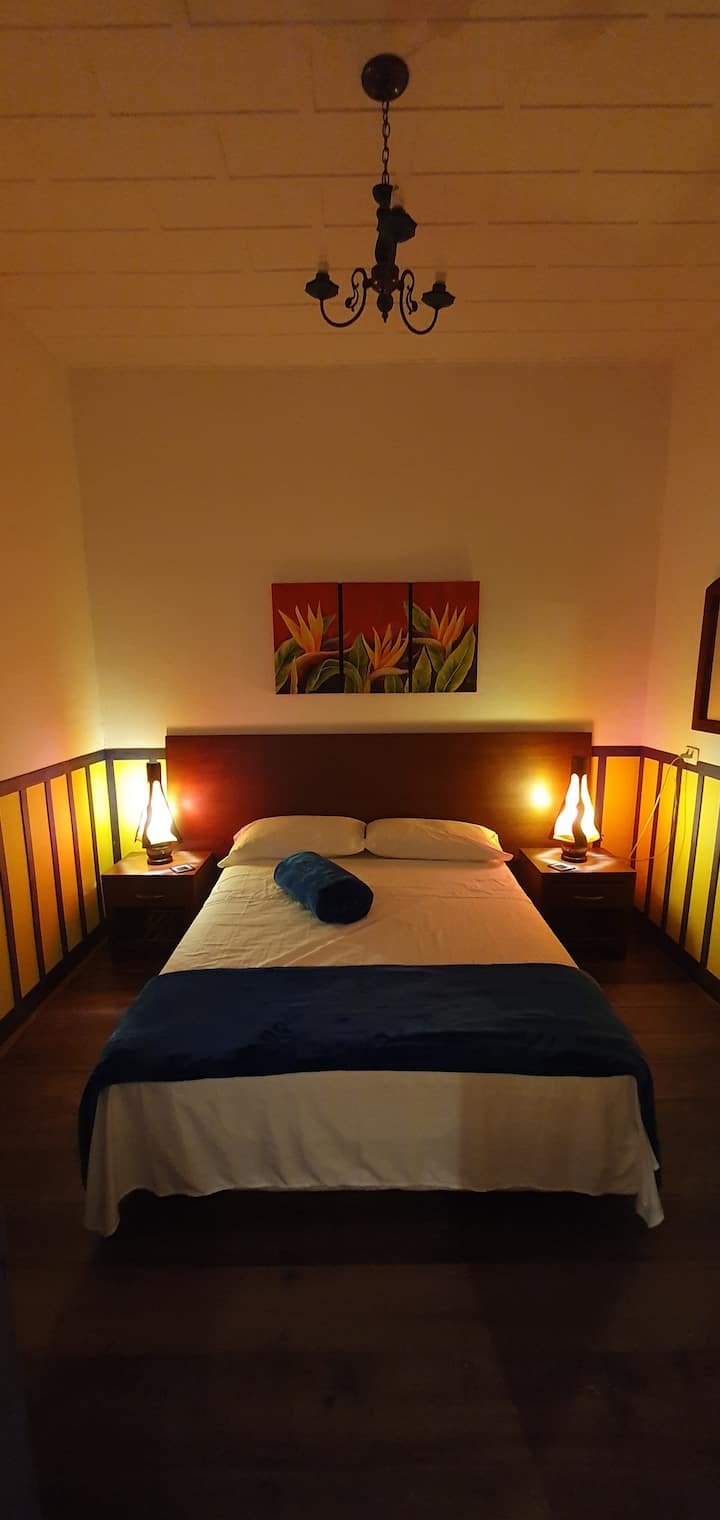 Главна соба со телевизор.