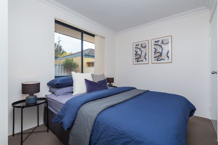 第三间卧室-标准双人床和浴袍供您存放物品！