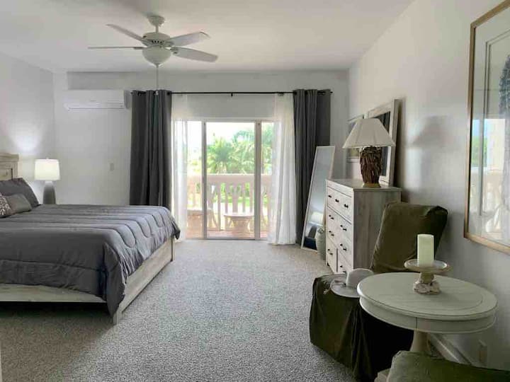 Amplia suite con dormitorio tamaño king.