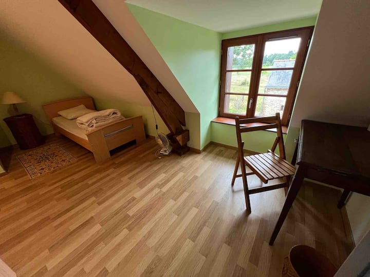 Крайна спалня с 2 единични легла на 90.