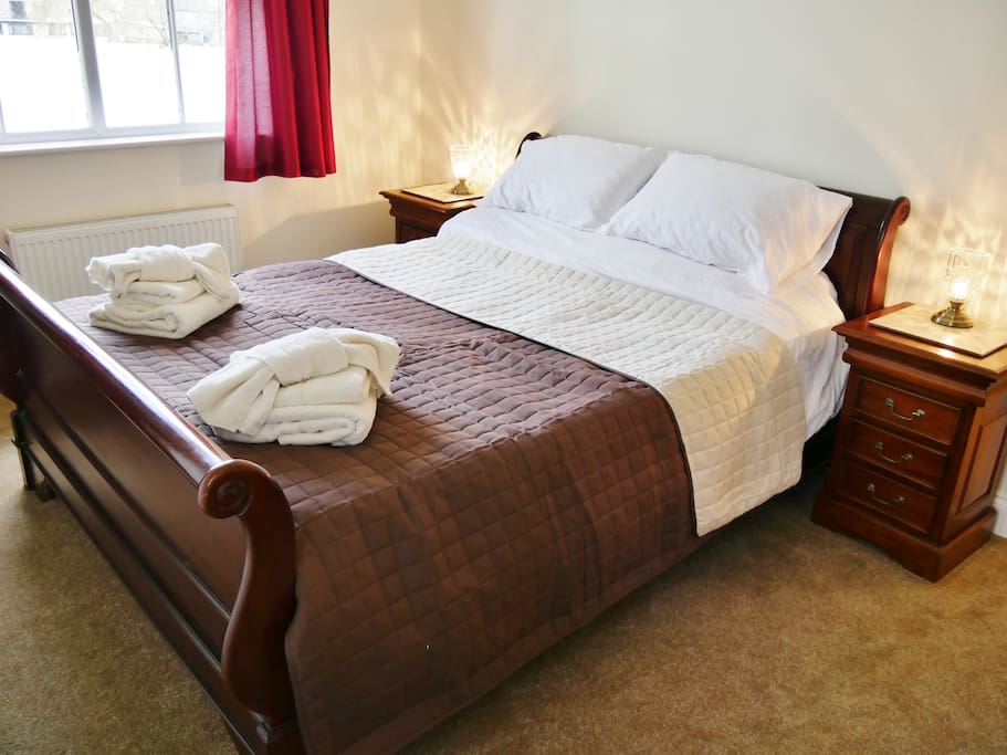 Master bedroom with king size sleigh bed and sleigh furniture. Quality towels provided in all rooms.